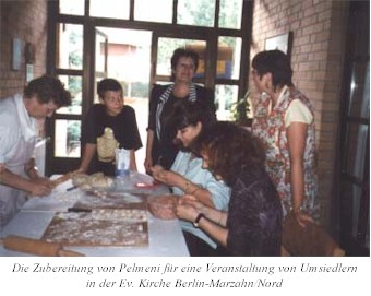 Die Zubereitung von Pelmeni für eine Veranstaltung von Umsiedlern in der Ev. Kirche Berlin-Marzahn/Nord